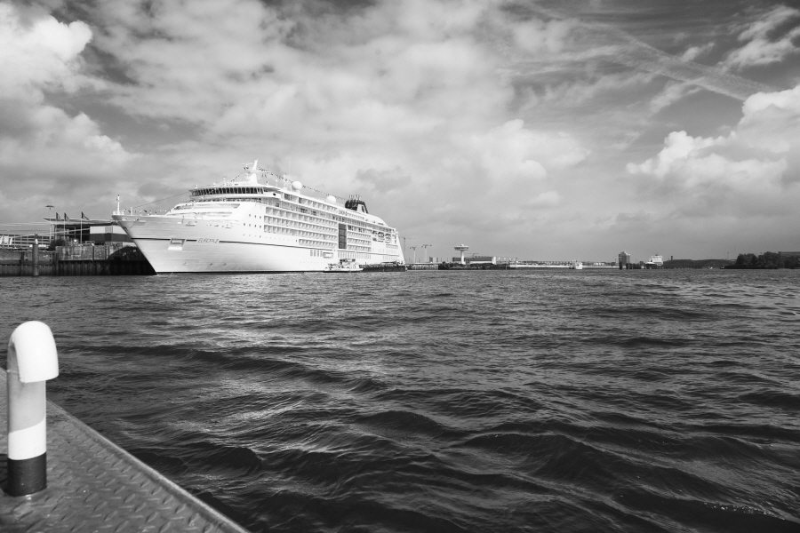 04 Hamburg-MS Europa 2 am Cruise Center sw