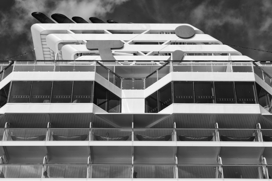 06 Hamburg-TUI Mein Schiff 1 Schorsnteinaufbau sw