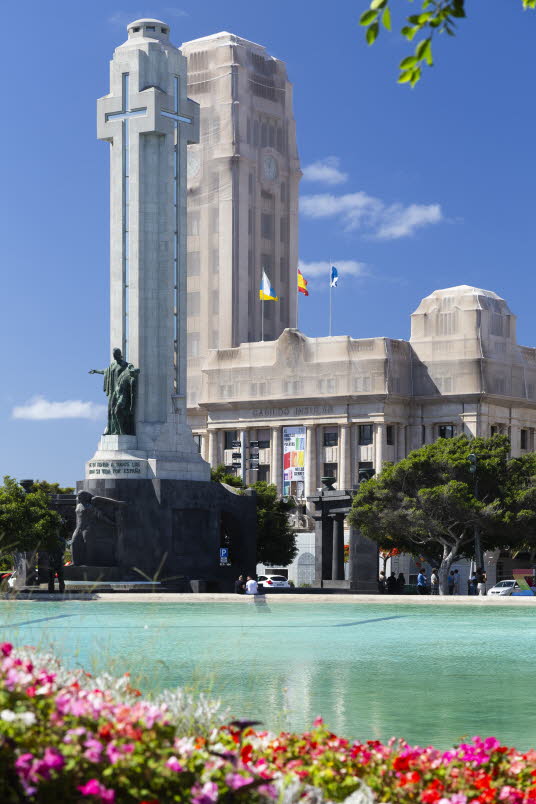 30 Santa Cruz Plaza de Espana Cabildo Insular und Monumento de los Caidos