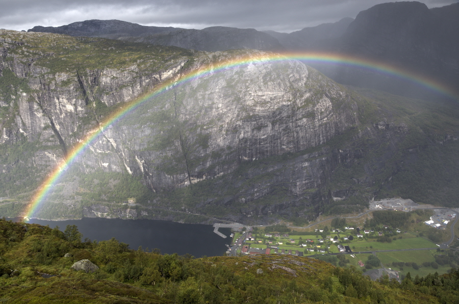 WH-Norwegen Lysebotn Regenbogen über Fjord